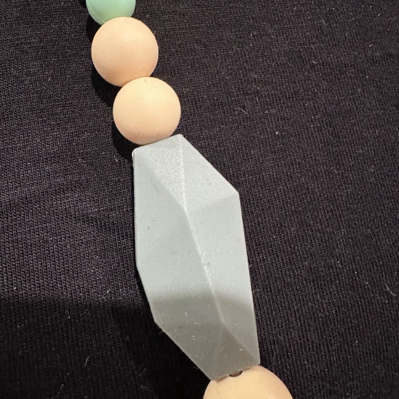 Like New Maternity / New Mom Teething Necklace - Picture 5 of 7